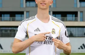 Dean Huijsen sent for tests as Real Madrid's defensive issues pile up photo