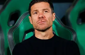 Xabi Alonso holds Athens sit-down with Vinicius Jr and Fede Valverde to tighten squad bond photo