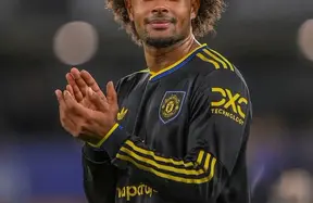 Joshua Zirkzee to stay at Manchester United and fight for his place photo