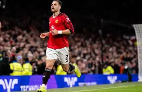 Dalot responds to Amorim's tough call with one-on-one work and an early uptick at Man United photo