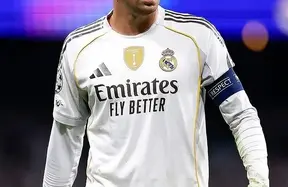 Fede Valverde a serious doubt for tomorrow - rivals smell blood as Madrid wobble photo