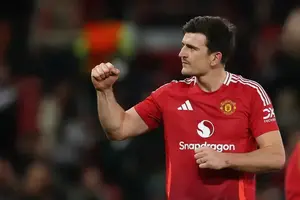 Manchester United hold face-to-face talks to extend Harry Maguire contract before June expiry photo