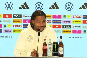 Serge Gnabry opens door to Bayern extension as club poised to approach photo