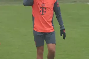 Bayern blow: Raphaël Guerreiro’s right thigh flares up — major doubt and a long road back photo