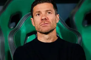 Xabi Alonso holds Athens sit-down with Vinicius Jr and Fede Valverde to tighten squad bond photo
