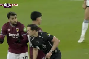 Official: Lucas Paqueta ruled out for West Ham vs Manchester United on Thursday photo