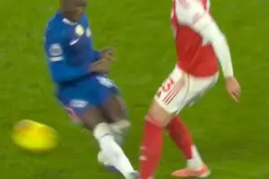 Arsenal vs Chelsea red card debate - Why this was not a red under Law 12 photo
