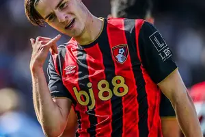 Manchester United eye Bournemouth’s Alex Scott as 4-3-3 plans accelerate photo