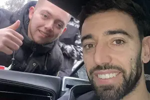 Bruno Fernandes seen at Carrington as recovery drags - return date still unknown photo
